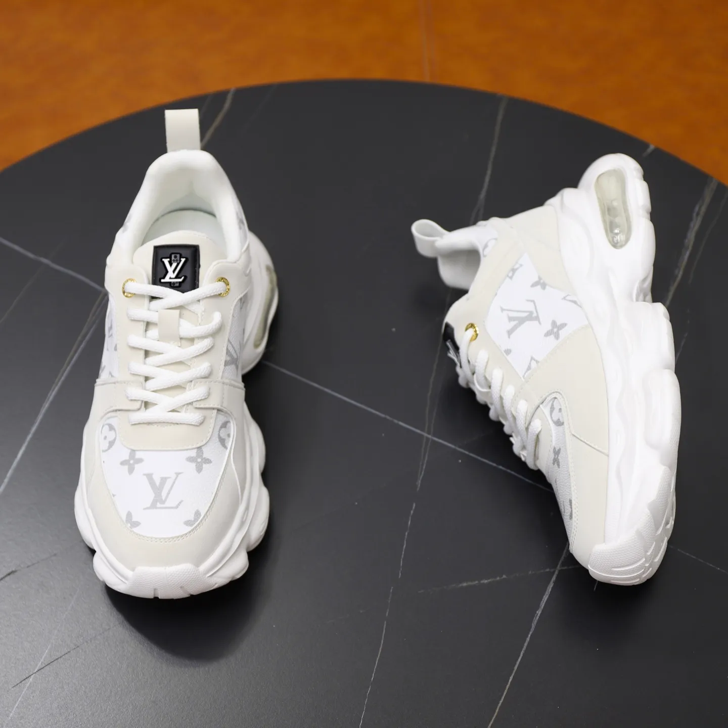 Ex-factory price: 462💰🙅‍♂️🙅‍♂️🙅‍♂️ Brand: Louis Vuitton Standard code: 38-44 (45 customized) Grade: Same as the official website Material: Original cowhide splicing fabric Comfortable and breathable lining Lightweight, soft and wear-resistant outsole Style category: Men's fashionable casual shoes Running sneakers Distinguished luxury brand elements Top luxury Color: actual picture color